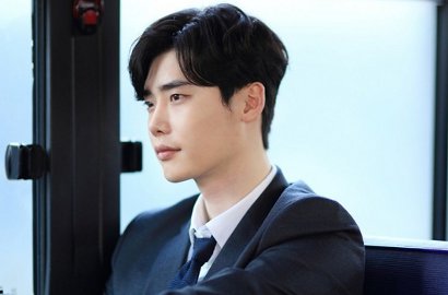 Kenalkan Karakternya, Lee Jong Suk Pamer ID Karyawan di 'While You Were Sleeping'