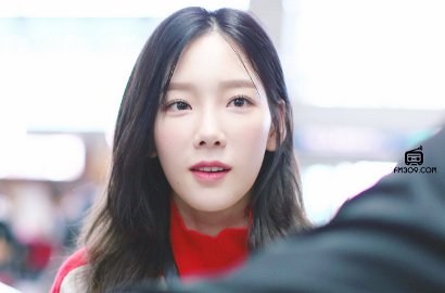 Ceria Sapa Fans di Jalan, Tae Yeon Ternyata ke Vancouver Bareng Ibu