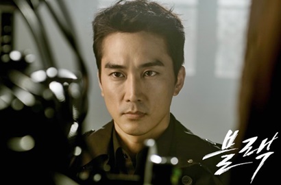 Kelewat Ganteng dan Seksi, Kecenya Song Seung Heon Pemotretan Poster 'Black'