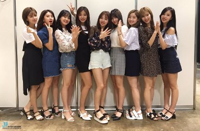 Pamer Foto-Foto di Jeju, Twice Pamer Paha dan Ceria Kumpul Bareng