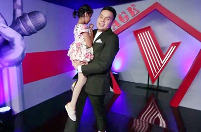 Bikin Nangis, Begini Momen Haru Tulus Gendong Peserta Tunanetra di 'The Voice Kids Indo 2'