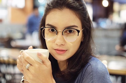 Tampil Pakai Hijab Bunga-Bunga, Irish Bella Heboh Dipuji Makin Cantik