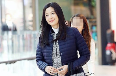 Perut Belum Membesar, Jun Ji Hyun Cantik dan Elegan di Foto-Foto Ini
