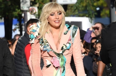 Lady GaGa Batalkan Konser Brazil Karena Dirawat di Rumah Sakit, Fans Menangis