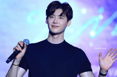 Gelar Pesta Ultah, Lee Jong Suk Bikin Gemes Pose Unyu Bak Bocah