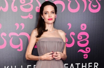 Tak Selalu Sempurna, Angelina Jolie Ternyata Pernah Pakai Baju Bau Pipis Anak di Premiere Film