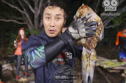 Kerennya Kim Byung Man Tangkap Cumi-Cumi Raksasa di 'LOTJ' Indonesia