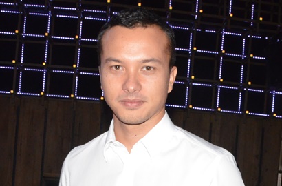 'Lawan' Pemotor yang Terobos Trotoar, Aksi Nicholas Saputra Bikin Jatuh Cinta