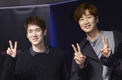 Foto Bareng Lee Kwang Soo di Acara Musikal, Make Up Yoo Yeon Seok Jadi Sorotan