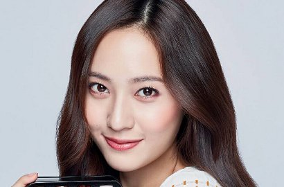 Usung Gaya Kasual, Begini Penampilan Krystal di Bandara Menuju Milan