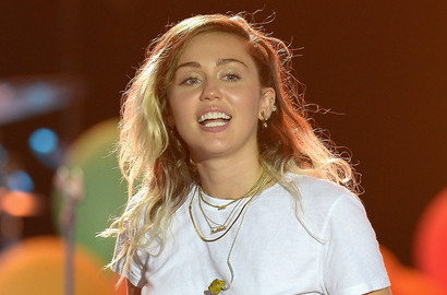 Tanpa Busana, Miley Cyrus Pose Nelangsa dalam Penjara