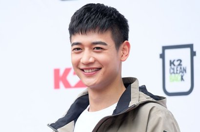 Pakai Kacamata Hitam, Begini Penampilan Minho SHINee Saat Tiba di Jakarta