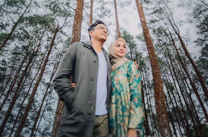 So Sweet, Laudya C. Bella Pamer Kemesraan Rangkul Suami Malam-Malam