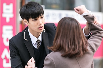Jalan Bareng Ibu dan Adiknya, Kai EXO Babak Belur dan Cemberut di 'Andante'