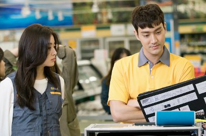 Tampil Keren, Cerianya Siwon Bantu Kang Sora Antar Galon di 'Revolution of Love'