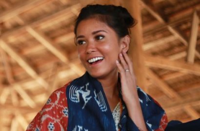 Cantik Pakai Busana Adat Sumba, Titi Rajo Bintang Isyaratkan Soal Kehamilan?