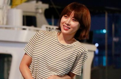 Syuting 'Hospital Ship' Dapat Dukungan, Cerianya Ha Ji Won Tak Henti Pose Depan Truk Kopi