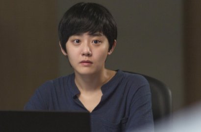 Menyendiri di 'Glass Garden', Moon Geun Young Beri Tatapan Datar ke Seorang Pria