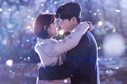 Berdua di Bawah Hujan, Lee Jong Suk Bakal Cium Suzy dalam Poster 'While You Were Sleeping'?
