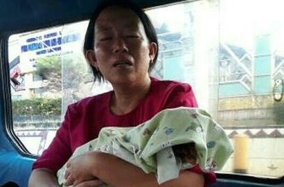 Tak Dapat Ambulans,  Ibu Ini Menangis Gendong Jasad Bayi Naik Angkot
