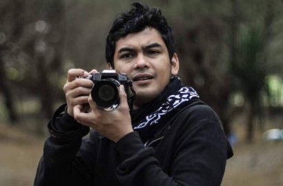 Masih Basah Bertabur Bunga, Ridwan Ghani Tersenyum di Depan Makam Sang Mertua