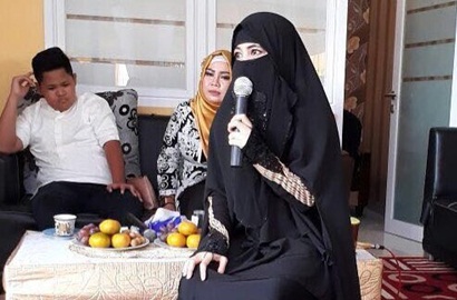 Indra Bruggman Kirim Bunga Ngaku Jadi Calon Suaminya, Begini Jawaban Umi Pipik
