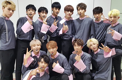Tiba di Jakarta, Seventeen Girang Disambut Meriah Fans di Bandara