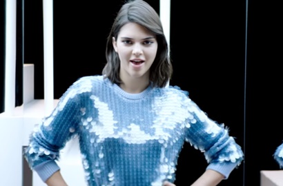Pakai Lingerie, Kendall Jenner Tampil Centil di MV Fergie 'Enchante'
