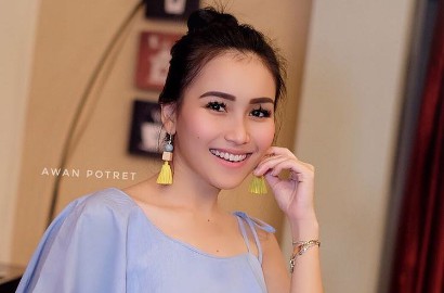 Caper dan Nempel ke Yasmine-Nia Ramadhani, Senyum Ayu Ting Ting Dibully Mirip Meme