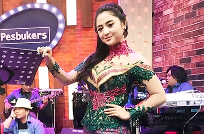 Lucunya Aksi Dewi Persik Gagal Jadi Siluman Ular di Sela Syuting 'Pesbukers'
