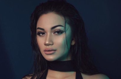 Umbar Belahan Dada Bikin Netter Meriang, Ariel Tatum Mirip KD hingga Angelina Jolie
