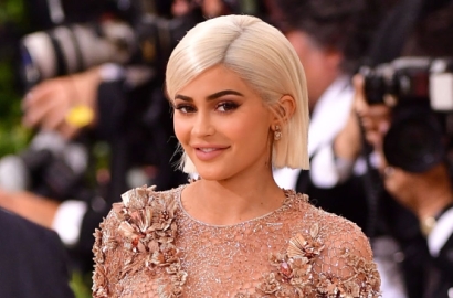 Kylie Jenner Pamer Perut Seksi di Instagram, Beneran Hamil?
