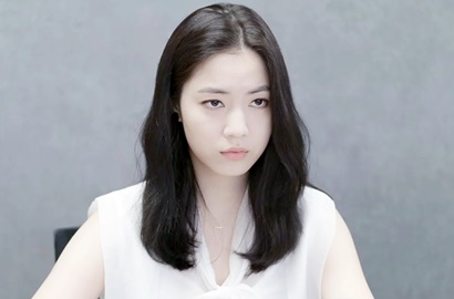Tampil Serba Hitam, Seksinya Hwayoung Pamer Belahan Dada di 'Mad Dog'