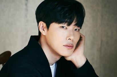Jun Yeol Selfie Galau Saat Ultah, Hyeri Kirim Kode Cinta dari Sydney?