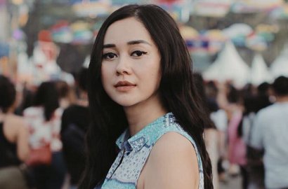 Tampil Cantik Pakai Daster di Foto Ini, Aura Kasih Malah Dibilang Seram