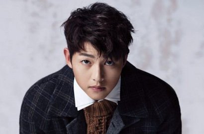 Tanpa Hye Kyo, Gantengnya Joong Ki Bak Model Jalan-Jalan di Paris