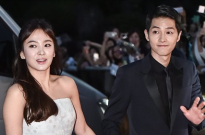 Cieee, Ternyata Song Joong Ki Jadi Fotografer Hye Kyo di Foto Ini?