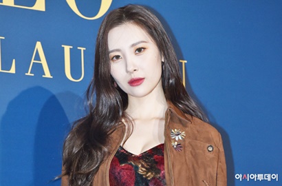 Umbar Punggung Mulus, Sunmi Sekali Lagi Tampil Seksi di Foto-Foto Ini