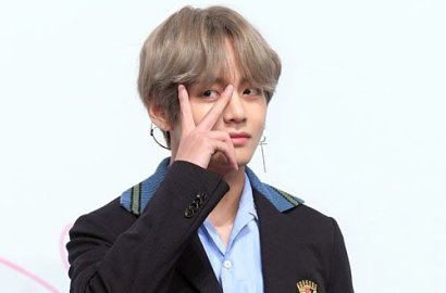 Manis Banget, V Pajang Hadiah Spesial dari Fans Ini di Kamarnya