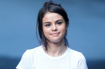 Usai Jalani Operasi Ginjal, Selena Gomez Jalan-Jalan Tanpa Bra di New York