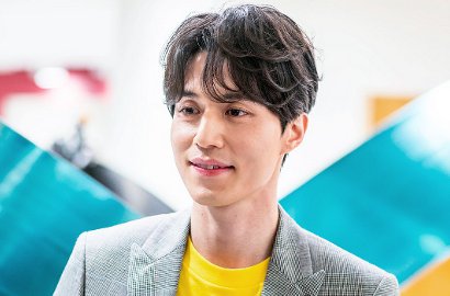 Rambut Makin Gondrong, Begini Gantengnya Lee Dong-wook di Bandara