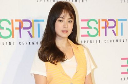 Hye Kyo Girang Peluk Hangat Staf, Fans: Kapan Foto Bareng Joong Ki?