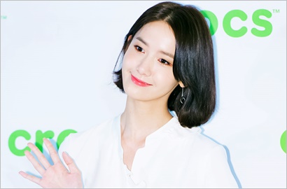 Usung Gaya Semi Formal, Cantiknya Yoona di Bandara Menuju Jakarta