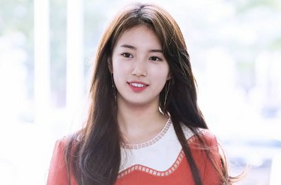 Bikin Fans Meleleh, Seksinya Suzy Umbar Pundak Mulus di Foto Baru