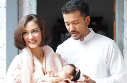 Foto Keluarga, Kecantikan Sang Anak Saingi Atiqah Hasiholan