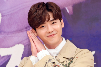 Dingin-Dingin Syuting 'WYWS', Imutnya Lee Jong Suk Pakai Penutup Telinga Bikin Gemas