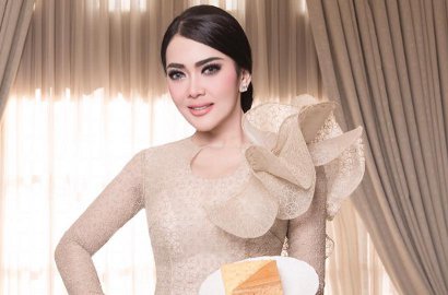 Asyik Bikin Kue, Syahrini Ngaku Sebentar Lagi Jadi Ibu Rumah Tangga