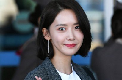 Kenakan Gaun Putih, Yoona Ceria Sapa Fans di Jakarta Lewat Acara Kosmetik Ini