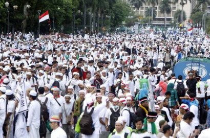 Tanpa Kekerasan, Polwan Berhijab dan Polisi Bersorban Tertibkan Massa Aksi 299