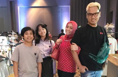 Kompak Serba Gucci, Keluarga Uya Kuya Mewah di Selebrita Awards 2017